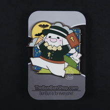 Lade das Bild in den Galerie-Viewer, Vampirjäger Bun – Buns mit Jobs | Enamel Pin