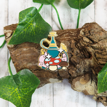 Lade das Bild in den Galerie-Viewer, Pilz Shisha - BunBun im Wunderland | Enamel Pin