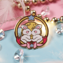 Lade das Bild in den Galerie-Viewer, Küssendes Mond Bun-Paar – Himmlische Buns | Enamel Pin
