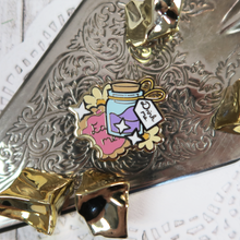 Lade das Bild in den Galerie-Viewer, Wunderlandtrank – BunBun im Wunderland | Enamel Pin